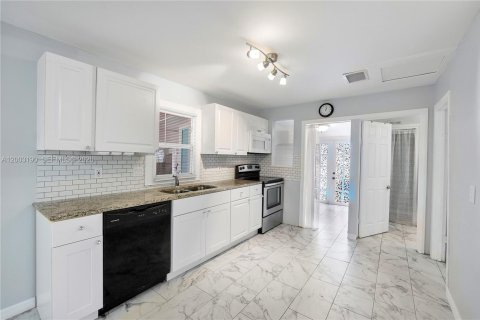 House in Oakland Park, Florida 2 bedrooms, 55 sq.m. № 2069342 - photo 2