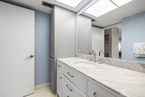 Condo in Saint Petersburg, Florida, 2 bedrooms  № 1515677 - photo 18