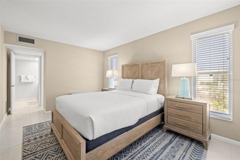 Condo in Saint Petersburg, Florida, 2 bedrooms  № 1515677 - photo 11