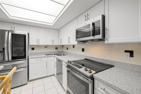 Condo in Saint Petersburg, Florida, 2 bedrooms  № 1515677 - photo 9