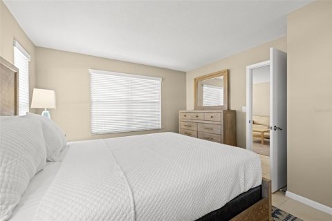 Condo in Saint Petersburg, Florida, 2 bedrooms  № 1515677 - photo 12