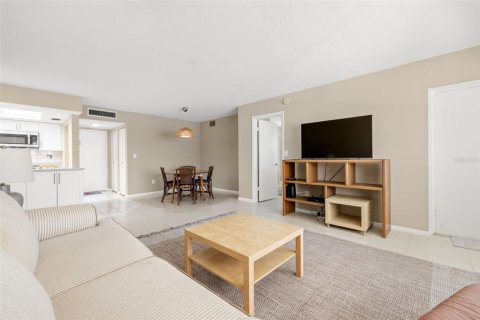 Condo in Saint Petersburg, Florida, 2 bedrooms  № 1515677 - photo 5