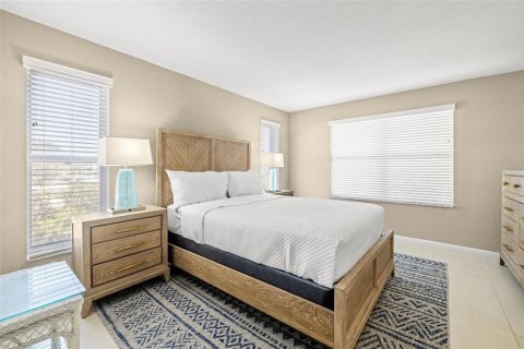 Condo in Saint Petersburg, Florida, 2 bedrooms  № 1515677 - photo 13