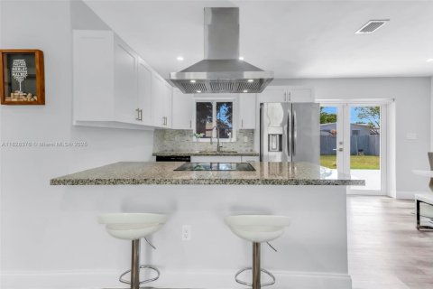 House in Hollywood, Florida 3 bedrooms, 98.1 sq.m. № 1801102 - photo 8