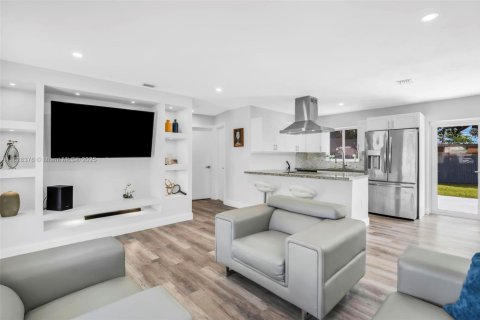 House in Hollywood, Florida 3 bedrooms, 98.1 sq.m. № 1801102 - photo 5