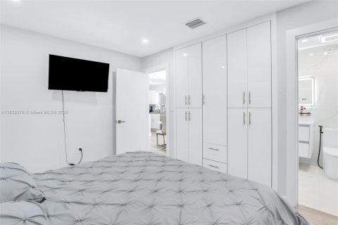House in Hollywood, Florida 3 bedrooms, 98.1 sq.m. № 1801102 - photo 13