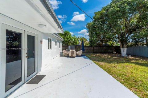 House in Hollywood, Florida 3 bedrooms, 98.1 sq.m. № 1801102 - photo 25