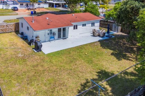 House in Hollywood, Florida 3 bedrooms, 98.1 sq.m. № 1801102 - photo 21