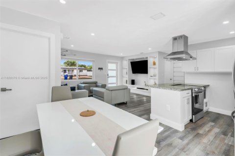House in Hollywood, Florida 3 bedrooms, 98.1 sq.m. № 1801102 - photo 1