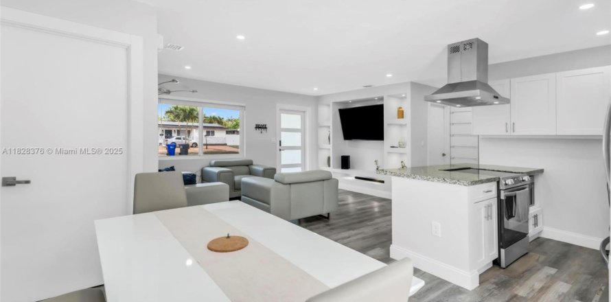 House in Hollywood, Florida 3 bedrooms, 98.1 sq.m. № 1801102