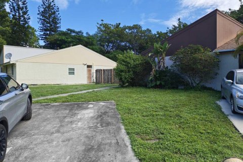 Villa ou maison à louer à Delray Beach, Floride: 2 chambres, 103.03 m2 № 2439177 - photo 16