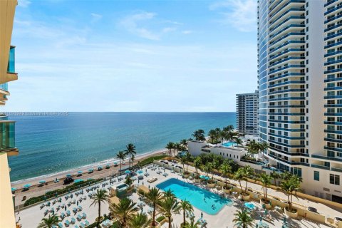 Condominio en venta en Hollywood, Florida, 1 dormitorio, 77.57 m2 № 1945045 - foto 1
