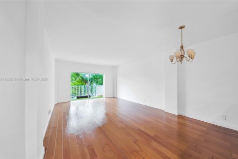 Condo in North Bay Village, Florida, 1 bedroom № 2057587 - photo 7