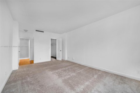 Condo in North Bay Village, Florida, 1 bedroom № 2057587 - photo 19