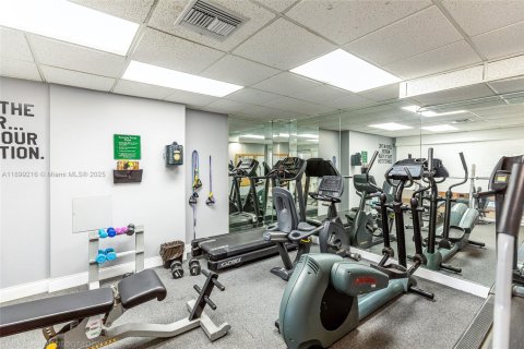 Condo in North Bay Village, Florida, 1 bedroom № 2057587 - photo 23