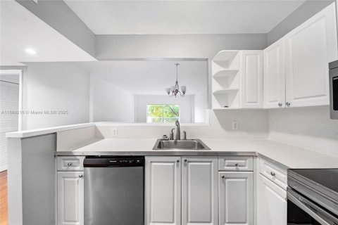 Condo in North Bay Village, Florida, 1 bedroom № 2057587
