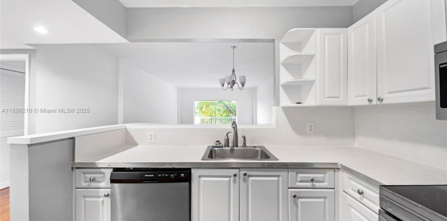 Condo in North Bay Village, Florida, 1 bedroom № 2057587