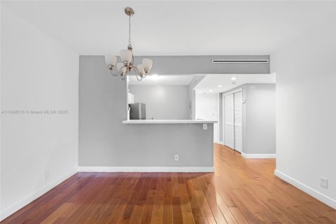 Condo in North Bay Village, Florida, 1 bedroom № 2057587 - photo 6