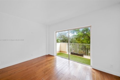 Condo in North Bay Village, Florida, 1 bedroom № 2057587 - photo 11
