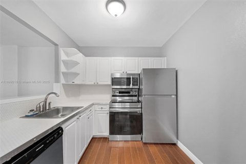 Condo in North Bay Village, Florida, 1 bedroom № 2057587 - photo 2