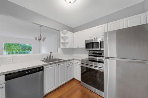 Condo in North Bay Village, Florida, 1 bedroom № 2057587 - photo 3