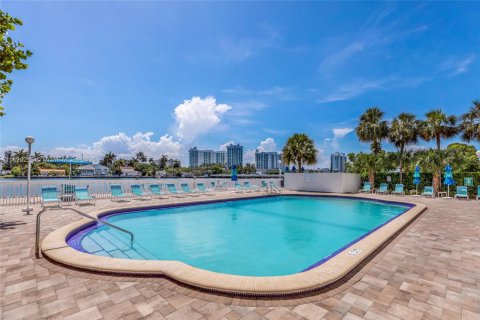 Condo in North Bay Village, Florida, 1 bedroom № 2057587 - photo 26