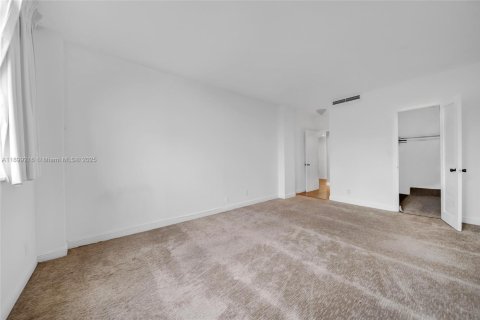 Condo in North Bay Village, Florida, 1 bedroom № 2057587 - photo 18