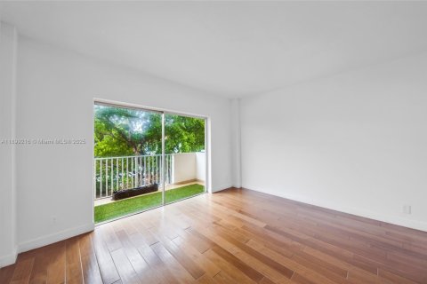 Condo in North Bay Village, Florida, 1 bedroom № 2057587 - photo 10