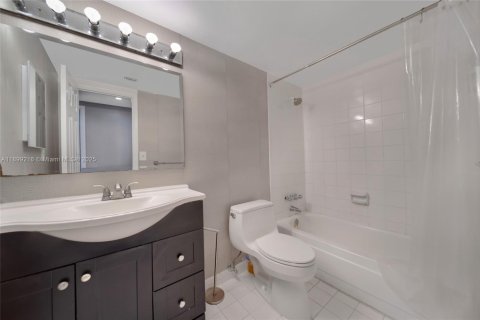 Condo in North Bay Village, Florida, 1 bedroom № 2057587 - photo 15