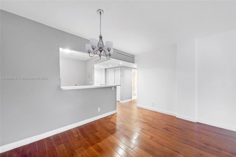 Condo in North Bay Village, Florida, 1 bedroom № 2057587 - photo 5