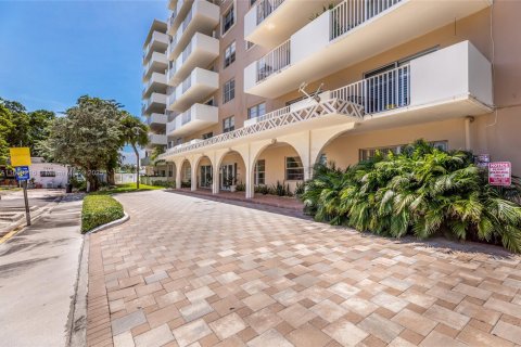 Condo in North Bay Village, Florida, 1 bedroom № 2057587 - photo 25