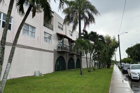 Condominio en venta en Hialeah, Florida, 2 dormitorios, 98.48 m2 № 1945216 - foto 21