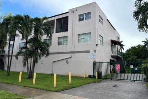 Condominio en venta en Hialeah, Florida, 2 dormitorios, 98.48 m2 № 1945216 - foto 3