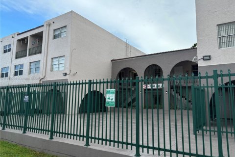 Condominio en venta en Hialeah, Florida, 2 dormitorios, 98.48 m2 № 1945216 - foto 1