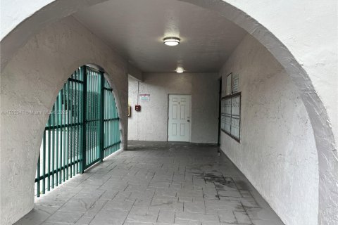 Condominio en venta en Hialeah, Florida, 2 dormitorios, 98.48 m2 № 1945216 - foto 4