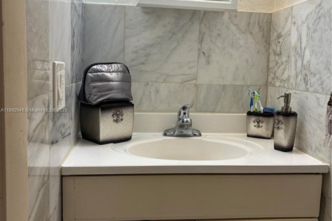 Condominio en venta en Hialeah, Florida, 2 dormitorios, 98.48 m2 № 1945216 - foto 29