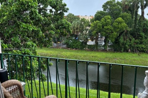 Condominio en venta en Hialeah, Florida, 2 dormitorios, 98.48 m2 № 1945216 - foto 14