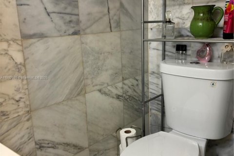 Condominio en venta en Hialeah, Florida, 2 dormitorios, 98.48 m2 № 1945216 - foto 28