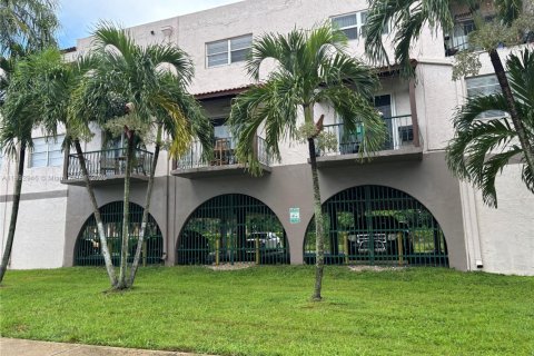 Condominio en venta en Hialeah, Florida, 2 dormitorios, 98.48 m2 № 1945216 - foto 2