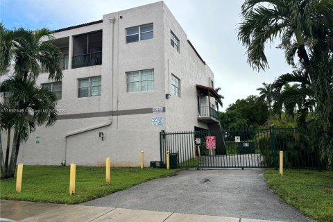 Condominio en venta en Hialeah, Florida, 2 dormitorios, 98.48 m2 № 1945216 - foto 6