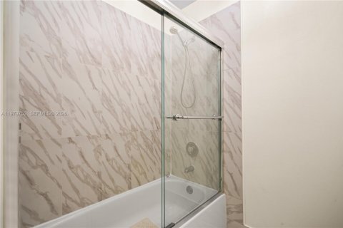 Condo in Miami, Florida, 2 bedrooms  № 2043275 - photo 18