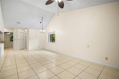 Condo in Miami, Florida, 2 bedrooms  № 2043275 - photo 7