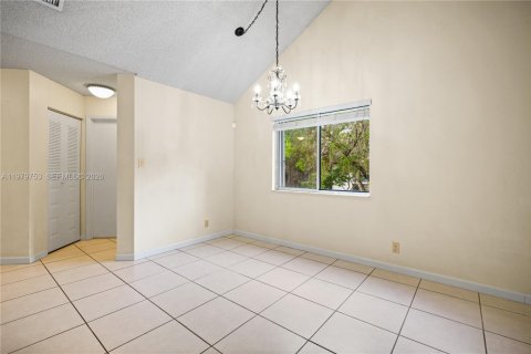Condo in Miami, Florida, 2 bedrooms  № 2043275 - photo 14