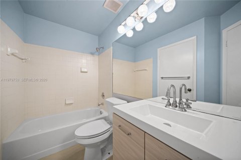 Condo in Miami, Florida, 2 bedrooms  № 2043275 - photo 23