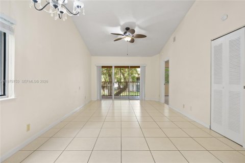Condo in Miami, Florida, 2 bedrooms  № 2043275 - photo 5