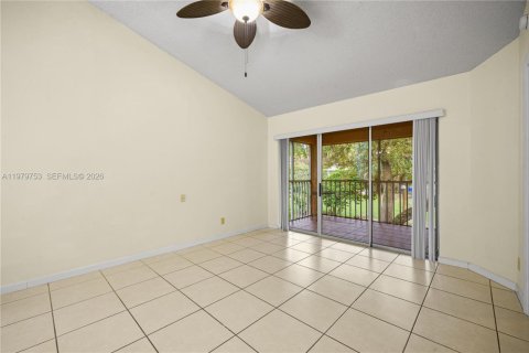 Condo in Miami, Florida, 2 bedrooms  № 2043275 - photo 13
