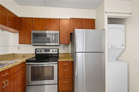 Condo in Miami, Florida, 2 bedrooms  № 2043275 - photo 8