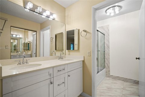 Condo in Miami, Florida, 2 bedrooms  № 2043275 - photo 17