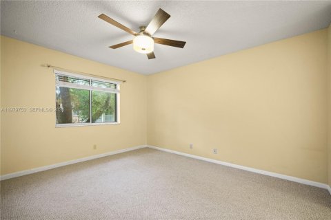 Condo in Miami, Florida, 2 bedrooms  № 2043275 - photo 16