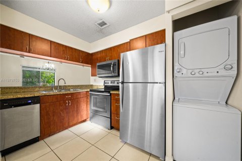 Condo in Miami, Florida, 2 bedrooms  № 2043275 - photo 9